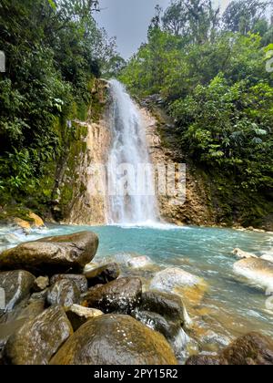 Wunderschöner Blick aus der Vogelperspektive auf den Costa Rica Wasserfall in Bajos de Toro, mit türkisfarbenem Wasser inmitten des Regenwaldes Stockfoto