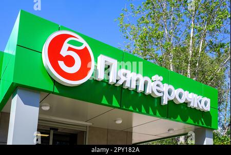 Samara, Russland - 29. April 2023: Schild mit Logo des russischen größten Einzelhändlers Pyaterochka Grocery Store. Text auf russisch: Pyaterochka Stockfoto