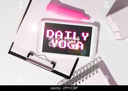 Inspiration mit dem Schild „Daily Yoga“, „Conceptual Photo series of Yoga Workouts“ zum Training verschiedener Körperteile Stockfoto