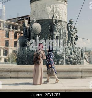 Skopje, Nordmazedonien. Einige Panoramaausblicke auf die Stadt, ihre Denkmäler und Straßen, die in der Sommersaison mit Touristen gefüllt sind Stockfoto