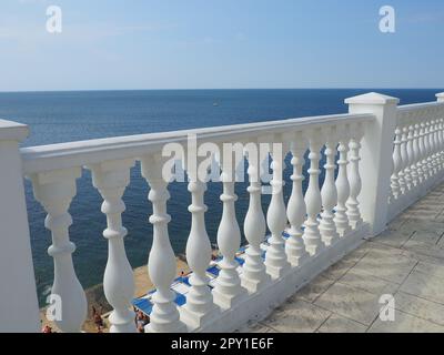 Anapa, Russland, 23. August 2021. Balustrade mit Blick auf das Meer, den Himmel und den Horizont, ein Zaun bestehend aus einer Reihe von geschwungenen Balustern, die durch ein verbunden sind Stockfoto