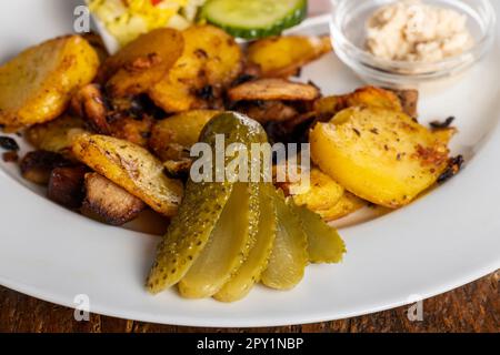 bayerischer Kartoffelkastel auf Holz Stockfoto