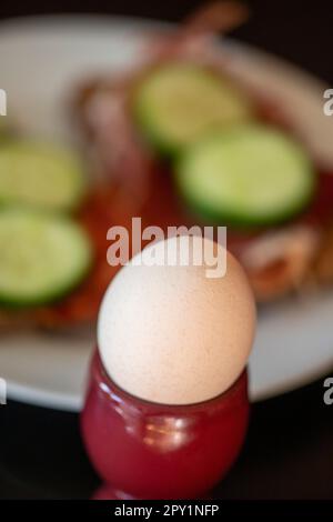 Gekochtes Ei und zwei spanische Tapas-Brote auf einem weißen Teller Stockfoto