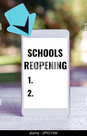 Schreiben mit Text die Wiedereröffnung von Schulen, in den Unterricht geschriebenes Wort ist für den Abschluss des Schultages vorbei Stockfoto