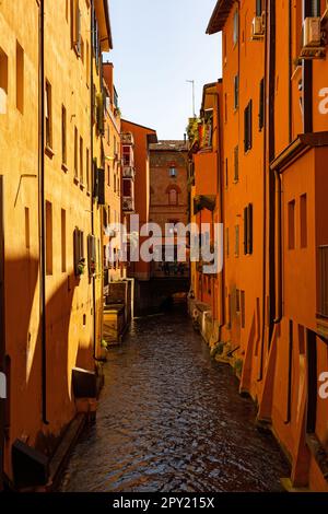 Versteckter moline-Kanal in Bologna Stockfoto