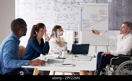 Person Mit Behinderung Bei Der Präsentation Im Bildungsmeeting Stockfoto