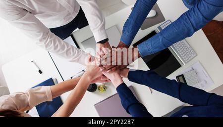 Direkt oberhalb der Schuß des medizinischen Teams Stapeln Hände zusammen am Krankenhaus Stockfoto