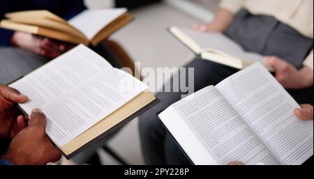 Eine Gruppe Multiethnischer Freunde, Die Zusammen Bibel Lesen Stockfoto