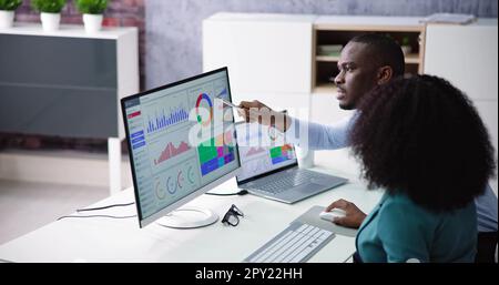 African American Data Analyst mit Data Analytics KPI Dashboard Stockfoto