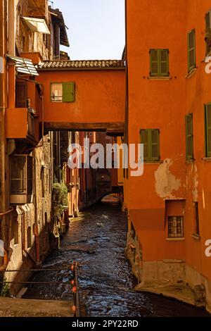 Versteckter moline-Kanal in Bologna Stockfoto