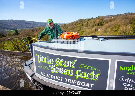 Das Grachtennarrowboat überquert 38 Meter über dem Fluss Dee auf dem Pontcysyllte Aqueduct in der Nähe von Llangollen North Wales, einem UNESCO-Weltkulturerbe Stockfoto