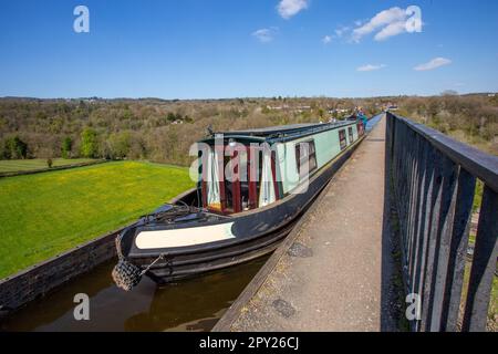 Das Grachtennarrowboat überquert 38 Meter über dem Fluss Dee auf dem Pontcysyllte Aqueduct in der Nähe von Llangollen North Wales, einem UNESCO-Weltkulturerbe Stockfoto