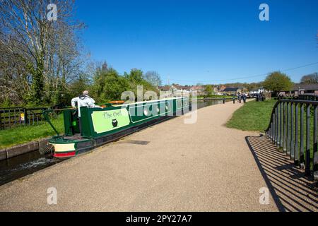 Das Grachtennarrowboat überquert 38 Meter über dem Fluss Dee auf dem Pontcysyllte Aqueduct in der Nähe von Llangollen North Wales, einem UNESCO-Weltkulturerbe Stockfoto