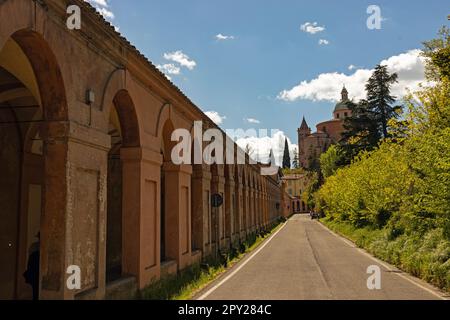 Überdachte Passage zum Santuario Madonna di San Luca in Bologna Stockfoto