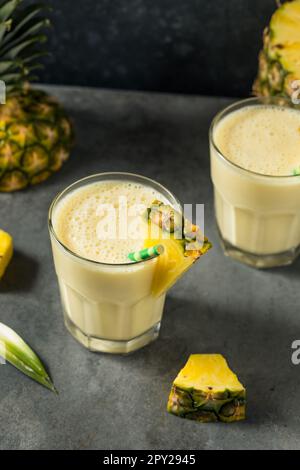 Gefrorenes Cold Pineapple Smoothie-Getränk mit Joghurt und Banane Stockfoto