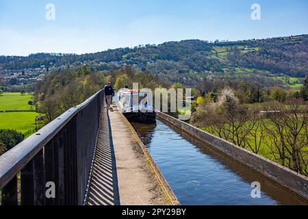 Das Grachtennarrowboat überquert 38 Meter über dem Fluss Dee auf dem Pontcysyllte Aqueduct in der Nähe von Llangollen North Wales, einem UNESCO-Weltkulturerbe Stockfoto