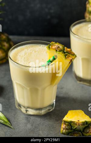 Gefrorenes Cold Pineapple Smoothie-Getränk mit Joghurt und Banane Stockfoto