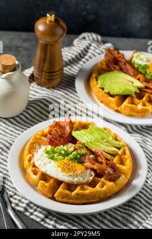 Hausgemachte herzhafte Waffeln mit Speck Egg und Avocados Stockfoto