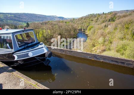 Das Grachtennarrowboat überquert 38 Meter über dem Fluss Dee auf dem Pontcysyllte Aqueduct in der Nähe von Llangollen North Wales, einem UNESCO-Weltkulturerbe Stockfoto