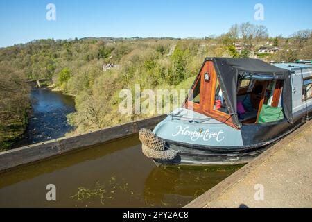 Das Grachtennarrowboat überquert 38 Meter über dem Fluss Dee auf dem Pontcysyllte Aqueduct in der Nähe von Llangollen North Wales, einem UNESCO-Weltkulturerbe Stockfoto