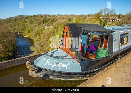 Das Grachtennarrowboat überquert 38 Meter über dem Fluss Dee auf dem Pontcysyllte Aqueduct in der Nähe von Llangollen North Wales, einem UNESCO-Weltkulturerbe Stockfoto