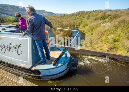 Das Grachtennarrowboat überquert 38 Meter über dem Fluss Dee auf dem Pontcysyllte Aqueduct in der Nähe von Llangollen North Wales, einem UNESCO-Weltkulturerbe Stockfoto