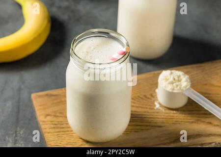 Kalt gefrorener Vanille-Whey-Protein-Shake zum Frühstück Stockfoto