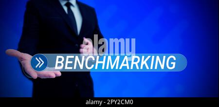 Handschriftlicher Text Benchmarking, Internetkonzept bewerten etwas im Vergleich zu einer Standardstrategie Stockfoto