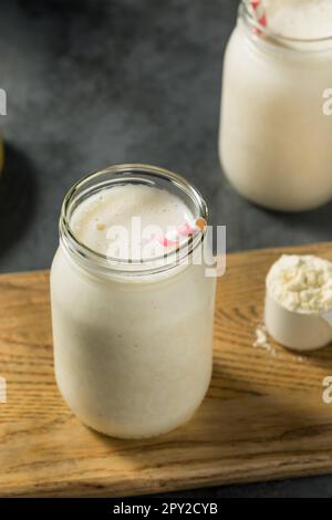 Kalt gefrorener Vanille-Whey-Protein-Shake zum Frühstück Stockfoto