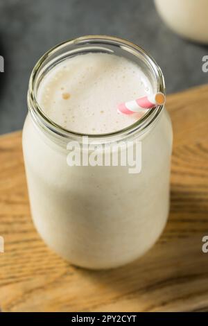 Kalt gefrorener Vanille-Whey-Protein-Shake zum Frühstück Stockfoto