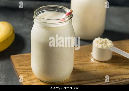 Kalt gefrorener Vanille-Whey-Protein-Shake zum Frühstück Stockfoto