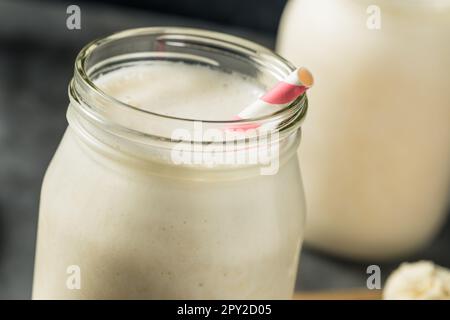 Kalt gefrorener Vanille-Whey-Protein-Shake zum Frühstück Stockfoto