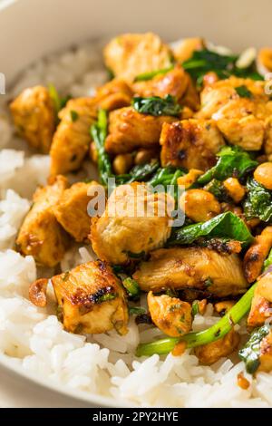 Asiatisches Ingwer-Erdnuss-Hühnchen und Reis mit Limone und Kräutern Stockfoto