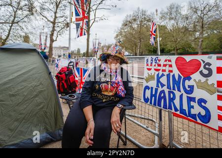 Donna, ein sehr stolzer amerikanischer königlicher Superfan mit ihrem selbstgestalteten Hut, ist vier Tage vor der Krönung auf der Mall. Stockfoto