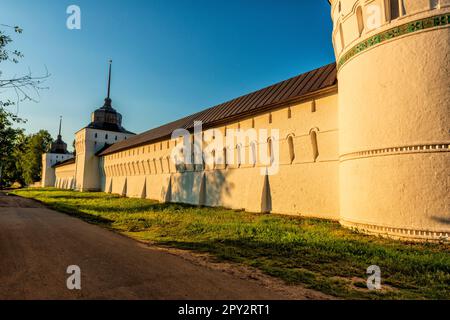 Südwestliche Verteidigungsmauer mit Türmen des Heiligen Vvedensky Tolgsky-Klosters in der Stadt Jaroslavl Stockfoto