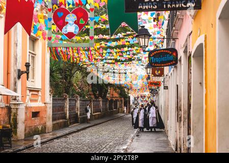 Salvador, Bahia, Brasilien - 16. Juni 2022: Flaggen und dekorative Banner, die die Straßen von Pelourinho für die Festivals von Sao Joao im verzierten Stockfoto