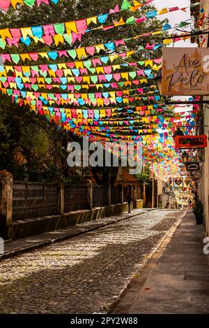 Salvador, Bahia, Brasilien - 16. Juni 2022: Flaggen und dekorative Banner, die die Straßen von Pelourinho für die Festivals von Sao Joao im verzierten Stockfoto