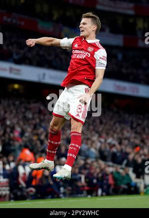 Der Martin Odegaard von Arsenal feiert das erste Tor seiner Seite während des Premier League-Spiels im Emirates Stadium in London. Foto: Dienstag, 2. Mai 2023. Stockfoto