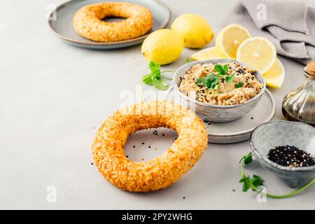 Baba ganoush: Vorspeise der Levantinküche aus gebackener Aubergine und Sesampaste mit Kräutern und Olivenöl. Stockfoto