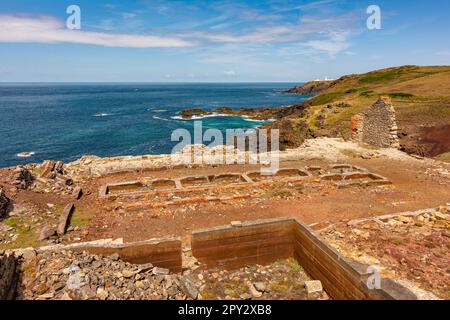 Ruinen der Tin Mine Industrie an der nördlichen Küste von Cornwall - Boscaswell Cliffs, nahe Pendeen - Cornwall, Großbritannien. Stockfoto