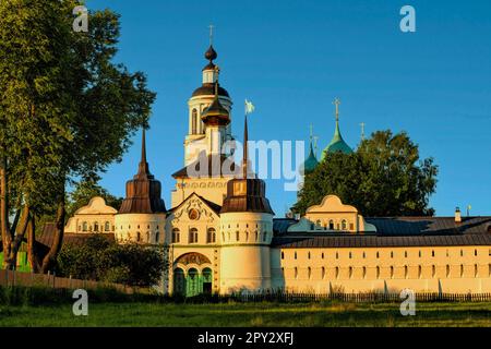 Blick von außen auf das Kloster des Heiligen Vedensky Tolgsky in der Stadt Jaroslawl Stockfoto