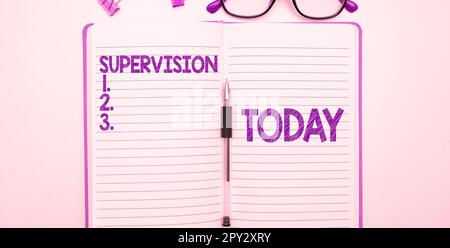 Schreiben mit Text Überwachung, Wort geschrieben über Überwachung und Koordination des Anlagenbetriebs Stockfoto