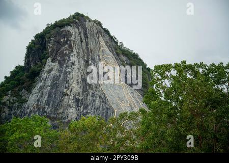 Der Buddha-Berg oder Khao Chi Chan in der Stadt Na Chom Thian in der Nähe der Stadt Pattaya in der Provinz Chonburi in Thailand, Thailand, Pattaya Stockfoto