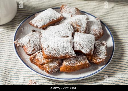 Hausgemachte französische Beignets aus New Orleans zum Frühstück mit Kaffee Stockfoto