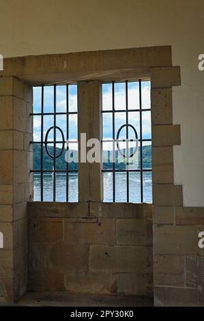 Blick durch ein versperrtes Fenster am Staudam auf dem Eder-See in Deutschland Stockfoto