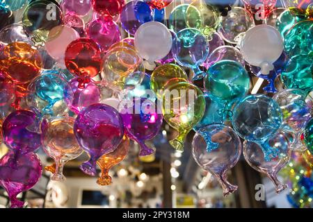 Nahaufnahme einer Gruppe von Ballons aus Glas in einem Souvenirladen in Venedig Stockfoto