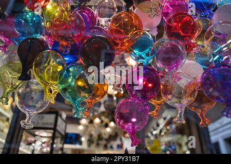 Nahaufnahme einer Gruppe von Ballons aus Glas in einem Souvenirladen in Venedig Stockfoto