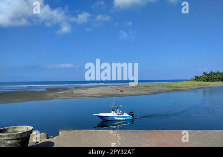 Quepos, Costa Rica - Ein kleines Fischerboot im Hafen von Quepos. Die Stadt ist bekannt für ihre Sportfischerei. Es liegt auch in der Nähe des Nationalparks Manuel Antonio. Stockfoto