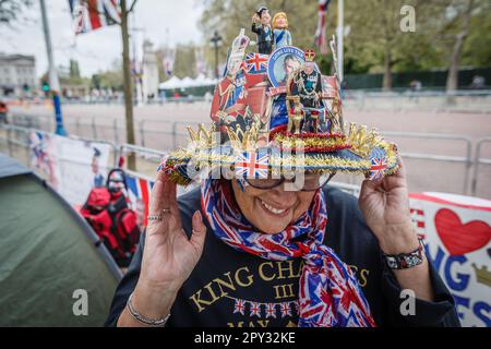 Ein zufriedenes Lächeln von Donna, einem sehr stolzen amerikanischen königlichen Superfan, mit ihrem selbstentworfenen Hut auf der Mall vier Tage vor der Krönung. Stockfoto