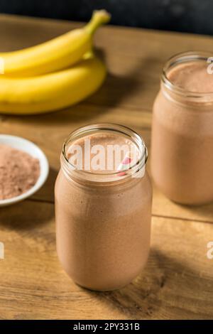 Sweet Frozen Chocolate Whey Protein Shake mit Banane und Milch Stockfoto